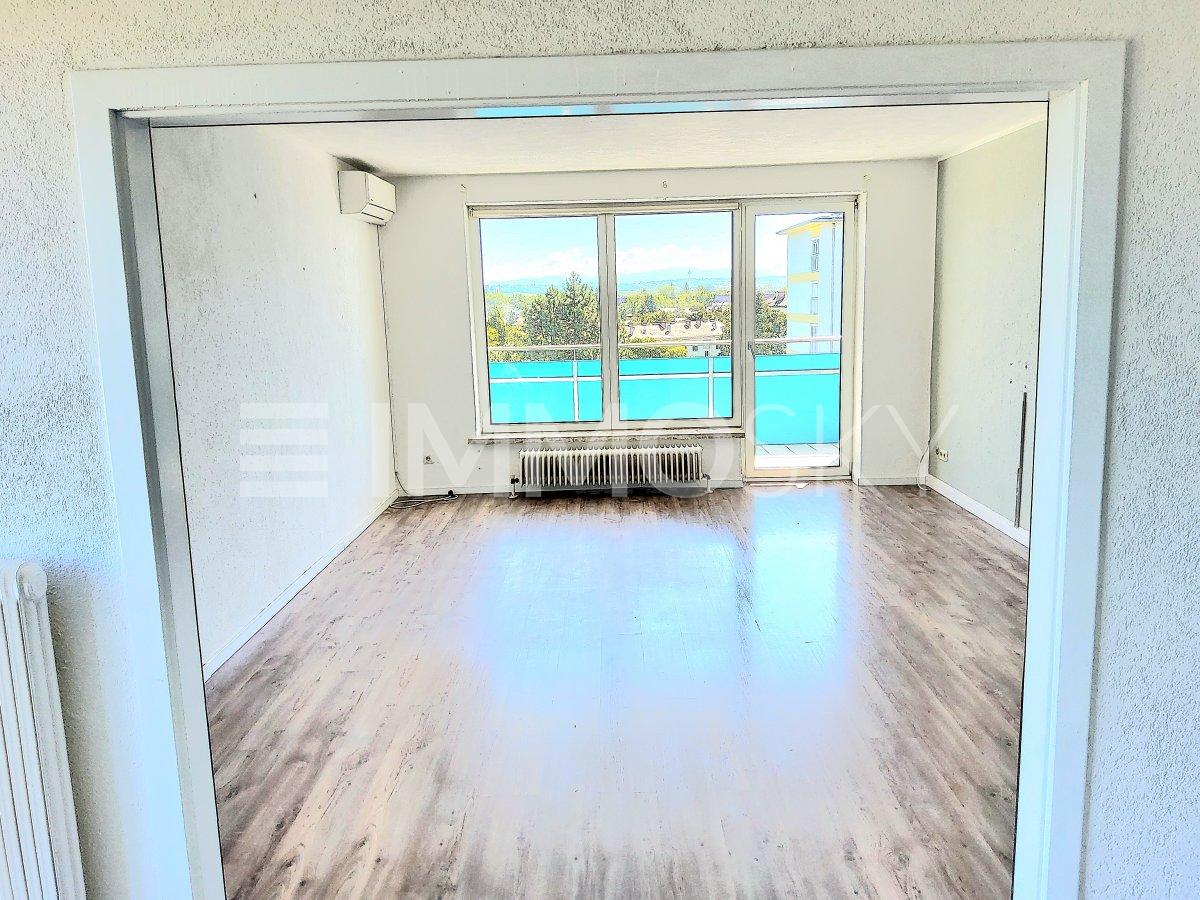 Wohnzimmer mit Ausblick und Balkon