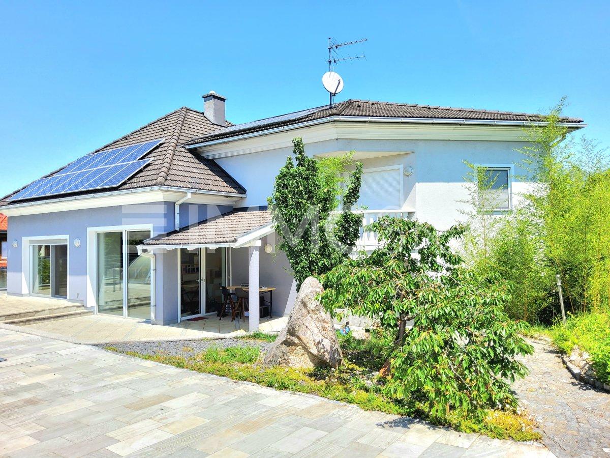 Villa mit Grünanlage