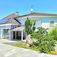 Moderne Anwesen mit Grünanlage