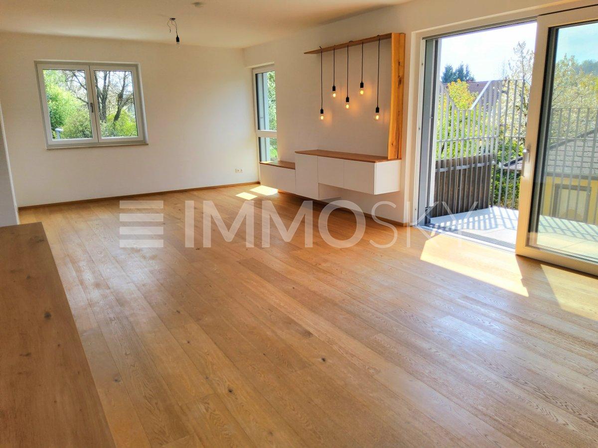 stilvoller Wohnraum mit Panoramaverglasung!