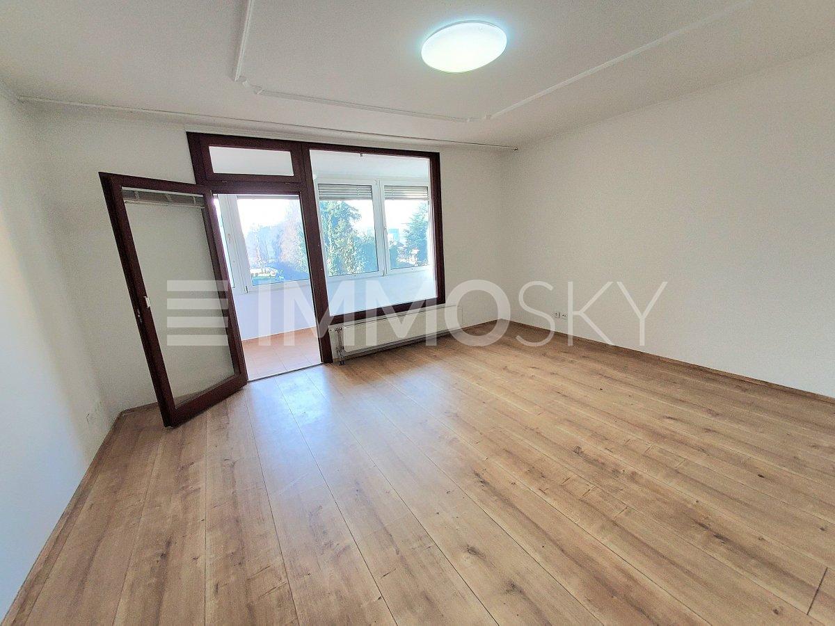 gemütlicher Wohnraum mit Loggia