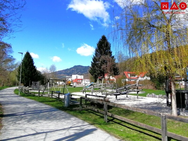 Spielplatzanlage mit Radweg am Murufer