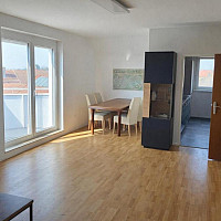 Helles Wohnzimmer mit Essbereich
