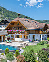 KITZIMMO-Einzigartige Landhausvilla mit Pool und unverbaubarem Seeblick - Immobilien St. Gilgen.
