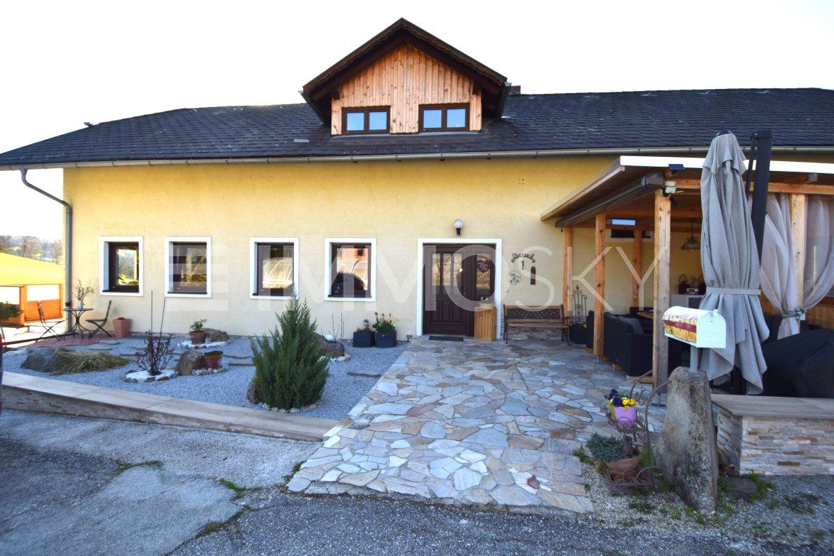 Haupteingang mit Terrasse