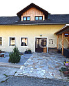 Haupteingang mit Terrasse