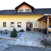 Haupteingang mit Terrasse