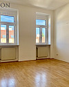 Lichtdurchflutetes Zimmer mit angenehmer Wohnatmosphäre.