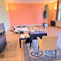 Großer Wohnraum mit Kamin