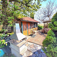 Grill Terrasse mit Blick zur Weinlaube