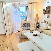 Wohnzimmer mit Balkon