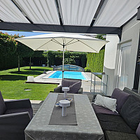 Terrasse mit Poolblick