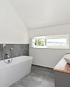 großes Badezimmer im OG