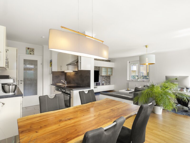 Traumhafte, neuwertige 3 Zi Gartenwohung mit 400m² Eigengarten und Tiefgarage in Waidmannsdorf