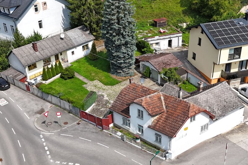 Gesamte Liegenschaft mit 2 Häusern und Doppelgarage