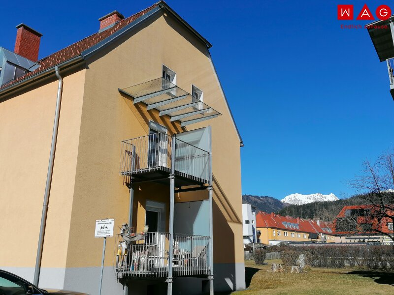 Gebäudeansicht mit Balkon