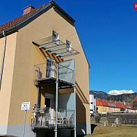 Gebäudeansicht mit Balkon