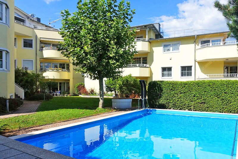 Gartenansicht mit Pool