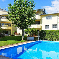 Gartenansicht mit Pool