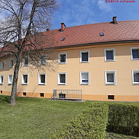 Straßerhof 2, Außenanlage