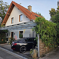 Haus-Frontansicht mit Pergola