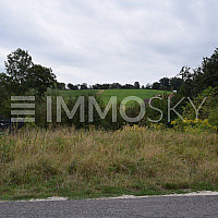 Blick auf das Grundstück von der Straße aus