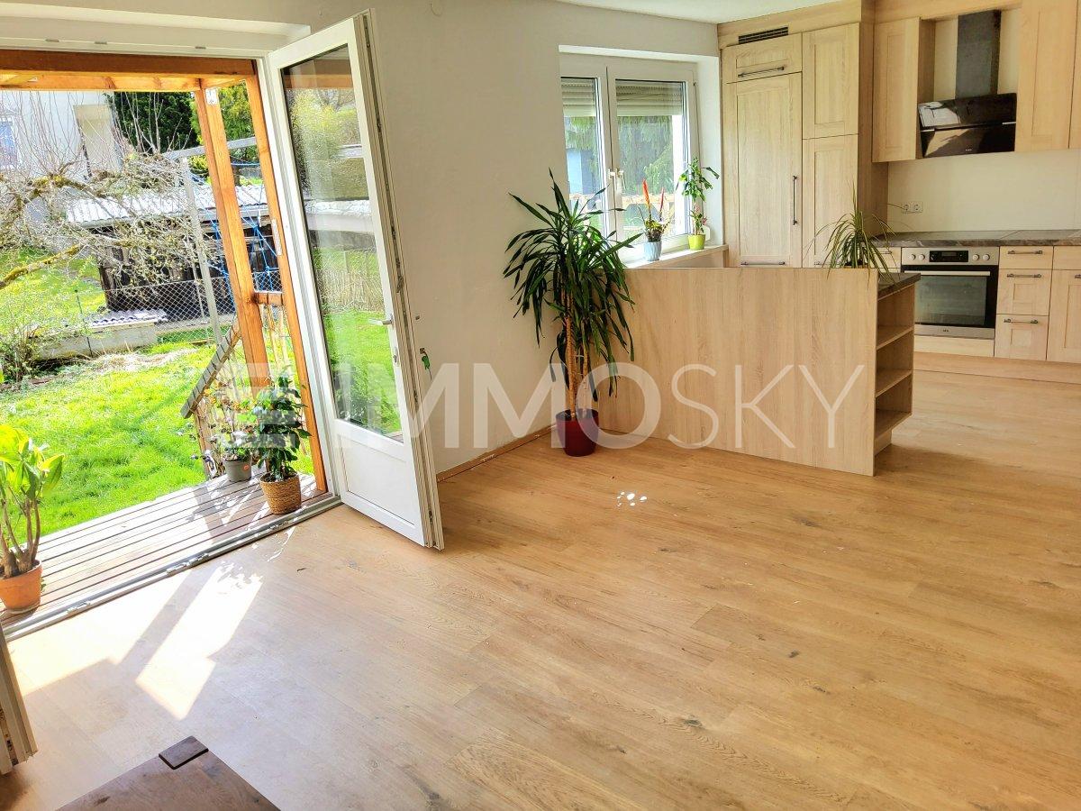 Wohzimmer mit Küche und Ausgang Garten