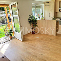 Wohzimmer mit Küche und Ausgang Garten