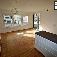 lichtdurchflutetes Wohnzimmer