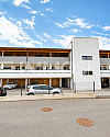 Aussenansich mit Carports und Zufahrt