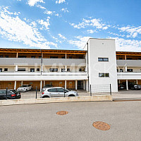 Aussenansich mit Carports und Zufahrt
