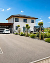 Haus mit Zufahrt und Carport