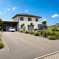 Haus mit Zufahrt und Carport