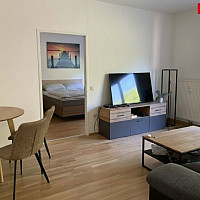 Wohnzimmer mit Blick ins Schlafzimmer