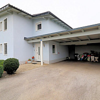 Hauseingang mit Carport