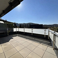 Sonnige Terrasse mit elektrischer Markise