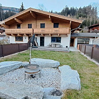 Ferienhaus mit Feuerstelle im Garten