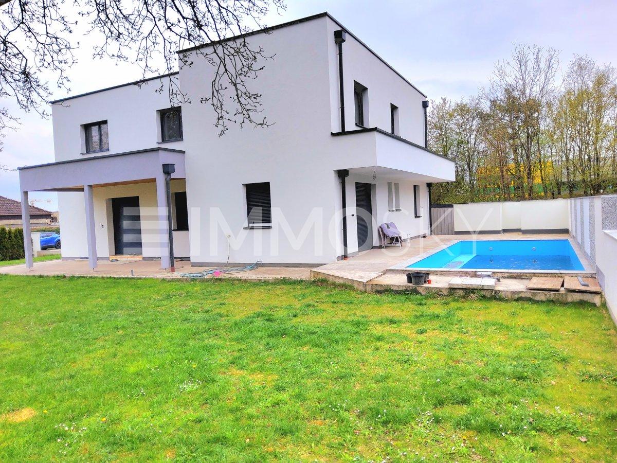 2 Familienhaus mit Pool