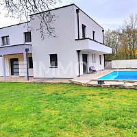 2 Familienhaus mit Pool