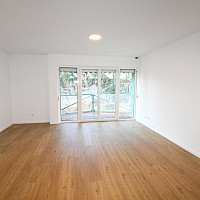 Wohn-Esszimmer mit Zugang zum Balkon
