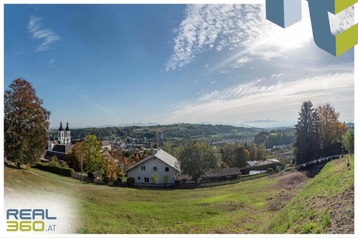 Blick über das Grundstück Richtung Alpenvorland