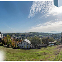 Blick über das Grundstück Richtung Alpenvorland