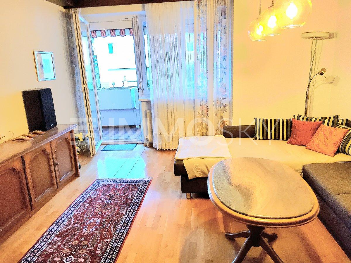 Wohnzimmer mit Balkonausgang