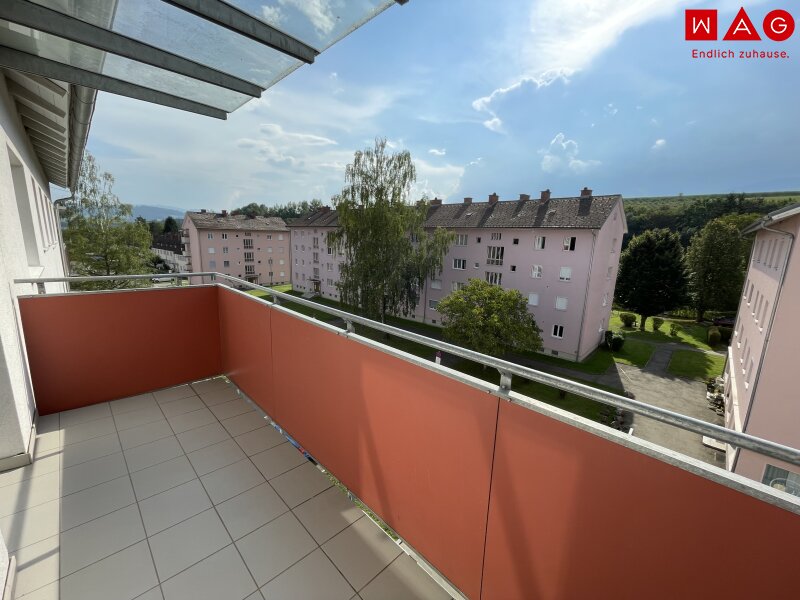 Sonniger Balkon mit traumhaftem Ausblick