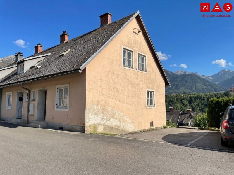 Haus außen mit Parkplatz