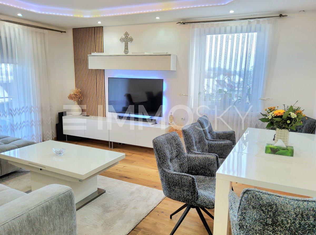 Wohnraum mit Ausgang Balkon