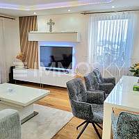 Wohnraum mit Ausgang Balkon