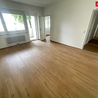 Wohnzimmer mit Balkon