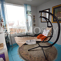 Loggia mit Blick über Dächer und Kirchturm