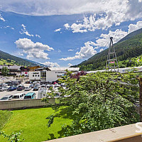 neben der Talstation